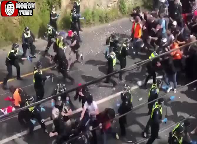 Video :Australian demonstrators demolish a police barricade